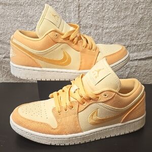 Nike Women's Athletic Shoes in Cream and Gold